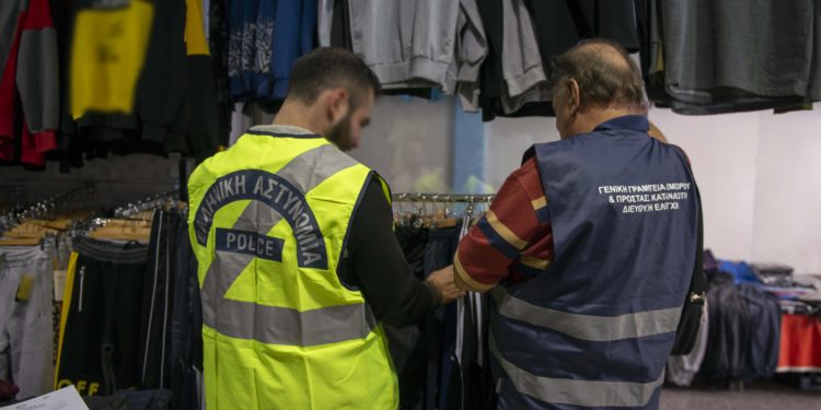 Πρόστιμα ύψους 24.500 ευρώ επιβλήθηκαν μετά από ελέγχους για το παρεμπόριο στο κέντρο της Αθήνας