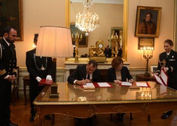 Επεσαν οι υπογραφές για τις γαλλικές φρεγάτες – Τι συζητήθηκε για τα Mirage και ελικόπτερα