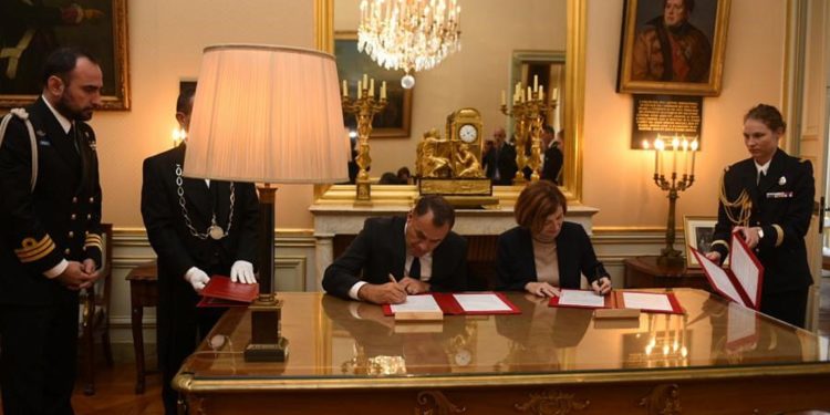 Επεσαν οι υπογραφές για τις γαλλικές φρεγάτες – Τι συζητήθηκε για τα Mirage και ελικόπτερα