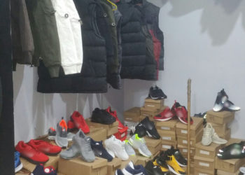 Αποθήκη με χιλιάδες “μαϊμούδες” στη Δραπετσώνα