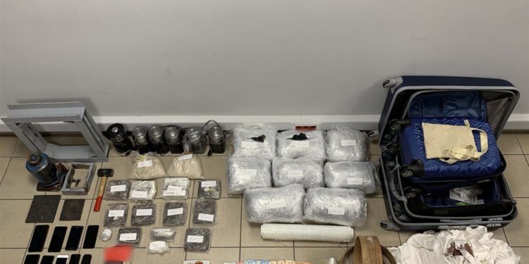 Εξαρθρώθηκε κύκλωμα εισαγωγής και διακίνησης μεγάλων ποσοτήτων ναρκωτικών – Εντοπίστηκε αυτοσχέδιο εργαστήριο νόθευσης