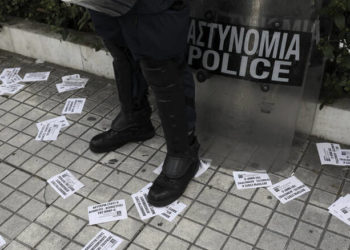 Ρουβίκωνας: Πέταξαν τρικάκια στο υπουργείο Εργασίας (BINTEO)