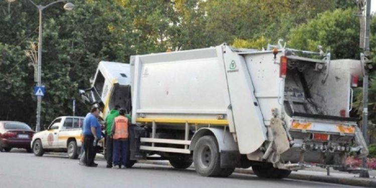 Ηλικιωμένη παρασύρθηκε από απορριμματοφόρο στην Καλαμαριά