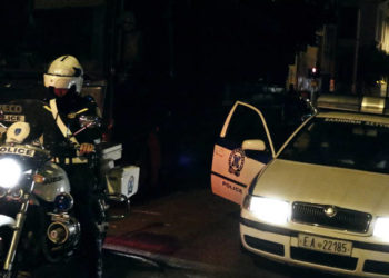 Ρομά επιτέθηκαν με ξύλα και πέτρες σε αστυνομικούς – Δύο τραυματίες