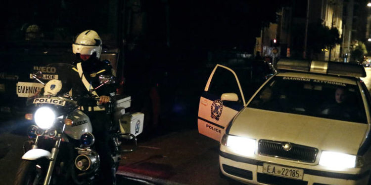 Ρομά επιτέθηκαν με ξύλα και πέτρες σε αστυνομικούς – Δύο τραυματίες