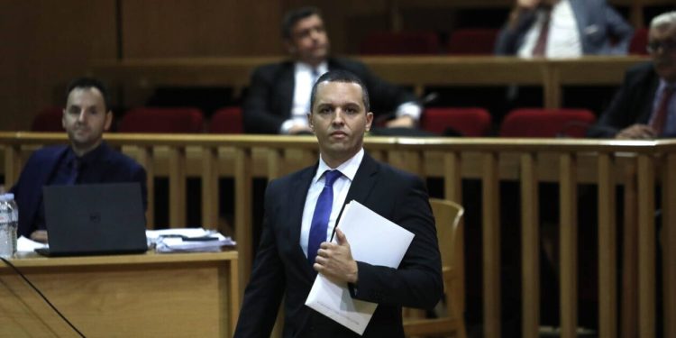 Αρχίζει η απολογία του Ηλία Κασιδιάρη στη δίκη της Χρυσής Αυγής