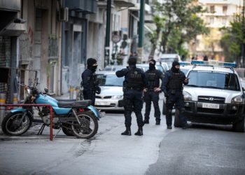 Άρχισαν να σκάνε «φούσκες» από την πίεση Χρυσοχοΐδη για επικοινωνιακές επιχειρήσεις στα Εξάρχεια