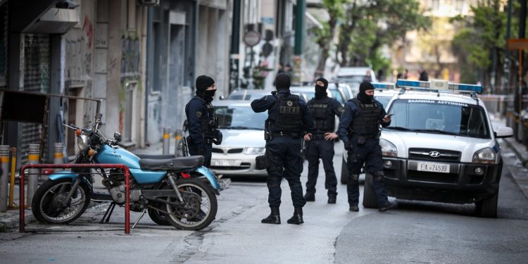 Άρχισαν να σκάνε «φούσκες» από την πίεση Χρυσοχοΐδη για επικοινωνιακές επιχειρήσεις στα Εξάρχεια