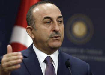 Τσαβούσογλου: Οι διεθνείς κυρώσεις δεν θα μας κάνουν να σταματήσουμε την επίθεση στη Συρία