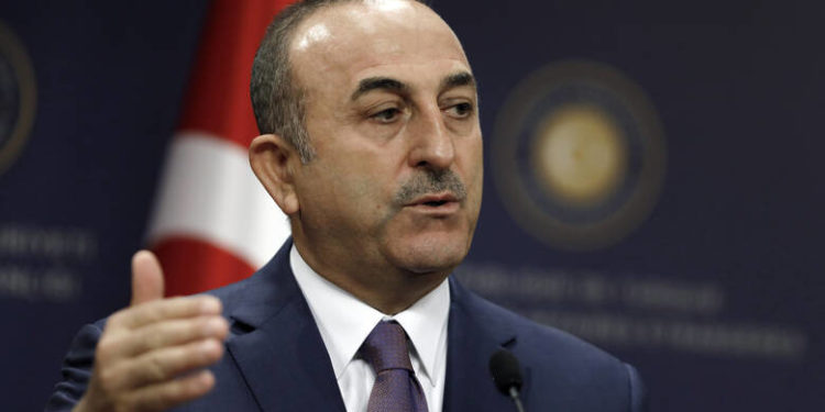 Τσαβούσογλου: Οι διεθνείς κυρώσεις δεν θα μας κάνουν να σταματήσουμε την επίθεση στη Συρία