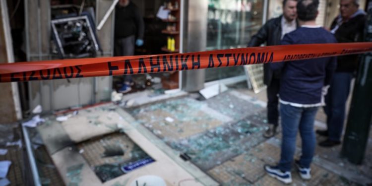 Ανατίναξαν ΑΤΜ στη Γλυφάδα – Τραυματίστηκε ελαφρά υπάλληλος εταιρίας security