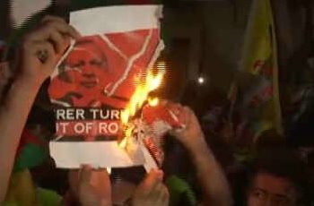 Πορείες διαμαρτυρίας Κούρδων σε Αθήνα και Θεσσαλονίκη – Έκαψαν τουρκικές σημαίες