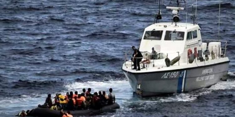 121 μετανάστες και πρόσφυγες περισυνελέγησαν από το λιμενικό σε Φαρμακονήσι και Ικαρία