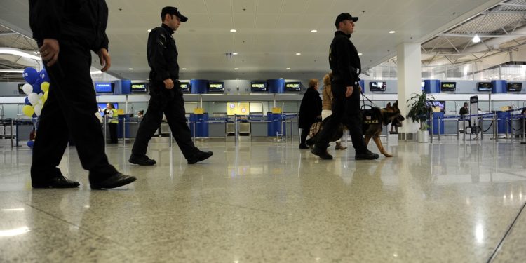 Συνελήφθη “φορτωμένος” με ναρκωτικά για το… σούπερ μάρκετ της Μόριας!