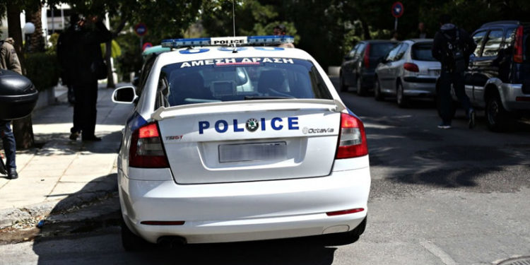 Αμεσοδρασίτης εκτός υπηρεσίας έσωσε 77χρονη από δύο επιτήδειους