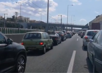 Μποτιλιάρισμα λόγω τροχαίου ατυχήματος στην Αττική Οδό – Τραυματίστηκε ελαφρά ένα παιδί