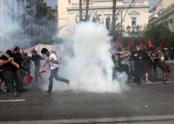 Επεισόδια στο εκπαιδευτικό συλλαλητήριο στο κέντρο της Αθήνας (ΦΩΤΟ)