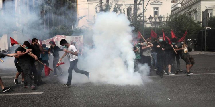 Επεισόδια στο εκπαιδευτικό συλλαλητήριο στο κέντρο της Αθήνας (ΦΩΤΟ)