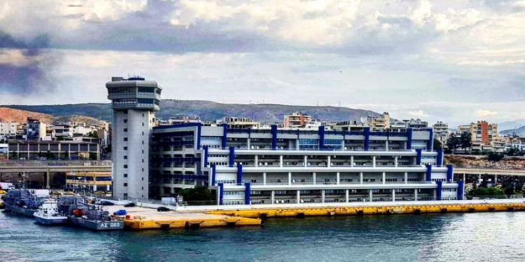 Συγκέντρωση διαμαρτυρίας των ναυπηγοεπισκευαστών έξω από το υπουργείο Ναυτιλίας