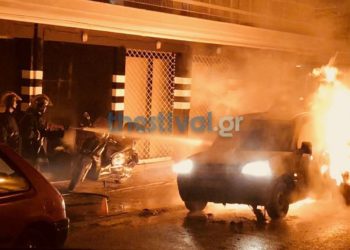 Στις φλόγες δέκα οχήματα στη Θεσσαλονίκη