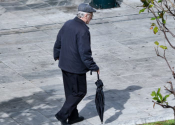 Νεαρός άρπαξε από 90χρονο δαχτυλίδι-κειμήλιο και 500 ευρώ