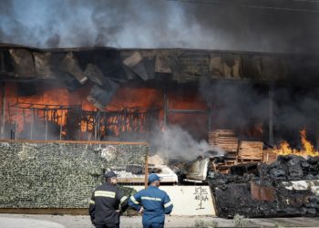 Μεγάλη φωτιά σε φυτώριο στην Βάρης – Κορωπίου