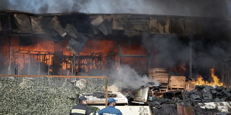 Μεγάλη φωτιά σε φυτώριο στην Βάρης – Κορωπίου