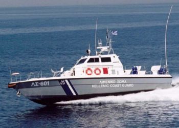 Τουριστικό πλοίο προσέκρουσε στη γέφυρα του Πορθμού του Ευρίπου