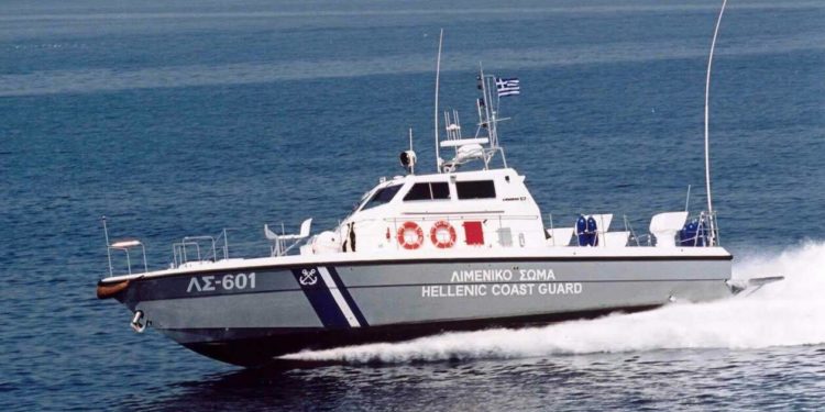 Τουριστικό πλοίο προσέκρουσε στη γέφυρα του Πορθμού του Ευρίπου