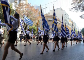 Σε εξέλιξη η μαθητική παρέλαση στο κέντρο της Αθήνας        