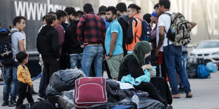 Στον Πειραιά 215 μετανάστες από τη Μόρια – Θα μεταφερθούν σε δομές φιλοξενίας