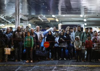 Μεταφέρθηκαν στον Πειραιά οι πρόσφυγες και οι μετανάστες από την Σύμη με πλοίο του Πολεμικού Ναυτικού