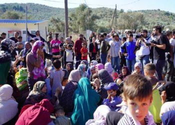 Πορεία αιτούντων άσυλο έξω από τη Μόρια