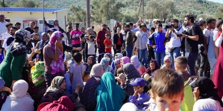 Πορεία αιτούντων άσυλο έξω από τη Μόρια