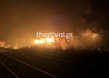 Καθυστερήσεις σε δρομολόγια του ΟΣΕ έπειτα από φωτιά σε εγκαταλελειμμένα βαγόνια που διέμεναν μετανάστες