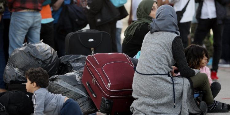 Στο λιμάνι της Ελευσίνας μεταφέρθηκαν από τη Σάμο 693 μετανάστες και πρόσφυγες αιτούντες άσυλο