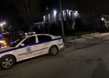 Χρησιμοποιώντας κλεμμένο ΙΧ σαν “πολιορκητικό κριό” 4 νεαροί εισέβαλαν σε δύο επιχειρήσεις στη Θεσσαλονίκη