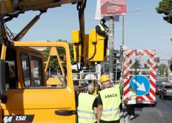 Περισσότερες από 3.500 παράνομες αφίσες αποξηλώθηκαν από κεντρικούς δρόμους