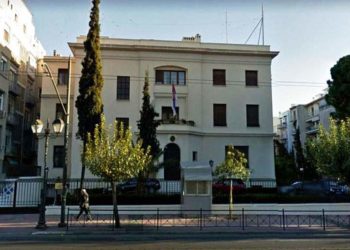 Ύποπτη βαλίτσα έξω από την πρεσβεία της Σερβίας – Σπεύδουν πυροτεχνουργοί