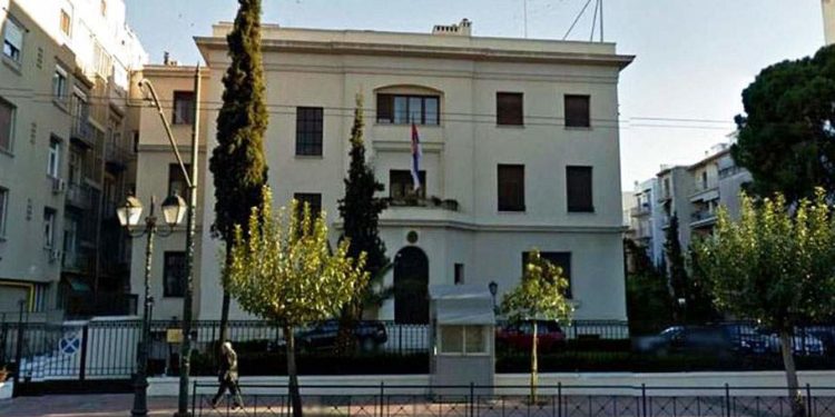 Ύποπτη βαλίτσα έξω από την πρεσβεία της Σερβίας – Σπεύδουν πυροτεχνουργοί