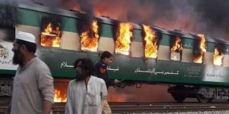 Τραγωδία στο Πακιστάν : 65 νεκροί από πυρκαγιά που ξέσπασε σε τραίνο