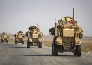 Κούρδοι πετούν πατάτες στα αμερικανικά στρατεύματα που αποχωρούν από τη βορειοανατολική Συρία