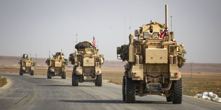 Κούρδοι πετούν πατάτες στα αμερικανικά στρατεύματα που αποχωρούν από τη βορειοανατολική Συρία