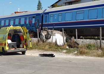 Τρένο παρέσυρε αυτοκίνητο στα Τρίκαλα, νεκρή η 70χρονη οδηγός (ΦΩΤΟ)