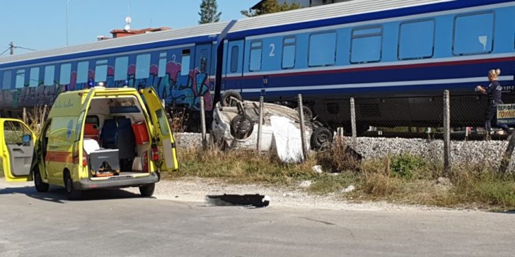Τρένο παρέσυρε αυτοκίνητο στα Τρίκαλα, νεκρή η 70χρονη οδηγός (ΦΩΤΟ)