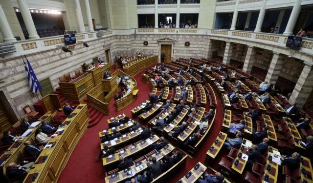 Κατατέθηκε στη Βουλή το νομοσχέδιο για το άσυλο και εισάγεται αύριο για συζήτηση στην αρμόδια επιτροπή