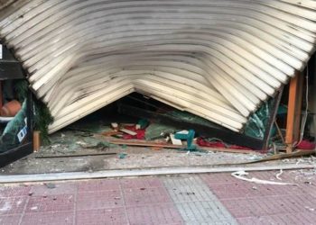 Αρτέμιδα: Η στιγμή που οι δράστες εισβάλλουν με το ΙΧ στο κατάστημα (ΒΙΝΤΕΟ)