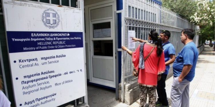 Χρυσοχοΐδης: “Ιδιώτες γιατροί βάφτιζαν “ευάλωτους” χιλιάδες πρόσφυγες”