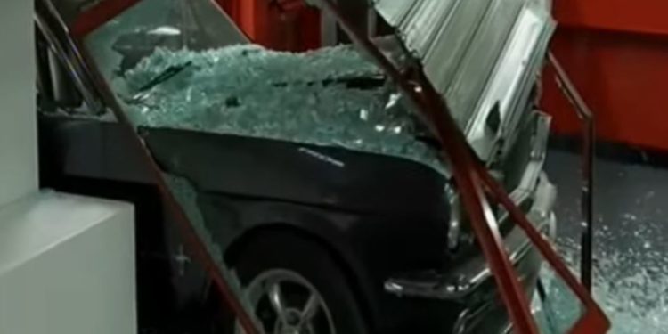 Νέα εισβολή με αυτοκίνητο σε κατάστημα με ηλεκτρικά είδη