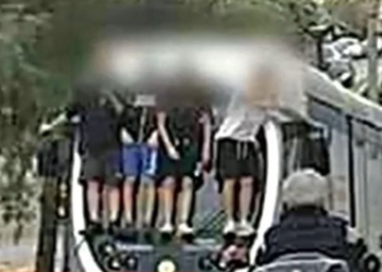 Νέο επικίνδυνο παιχνίδι – Σκαρφαλώνουν στο τραμ την ώρα που κινείται